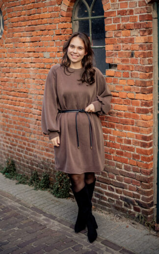 jurk-jeanet-midden-bruin