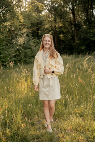 trenchcoat-kort-model-geel