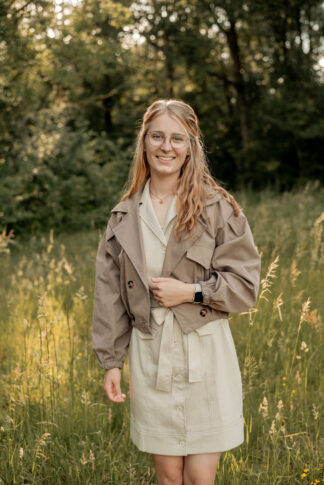 trenchcoat-kort-model-taupe