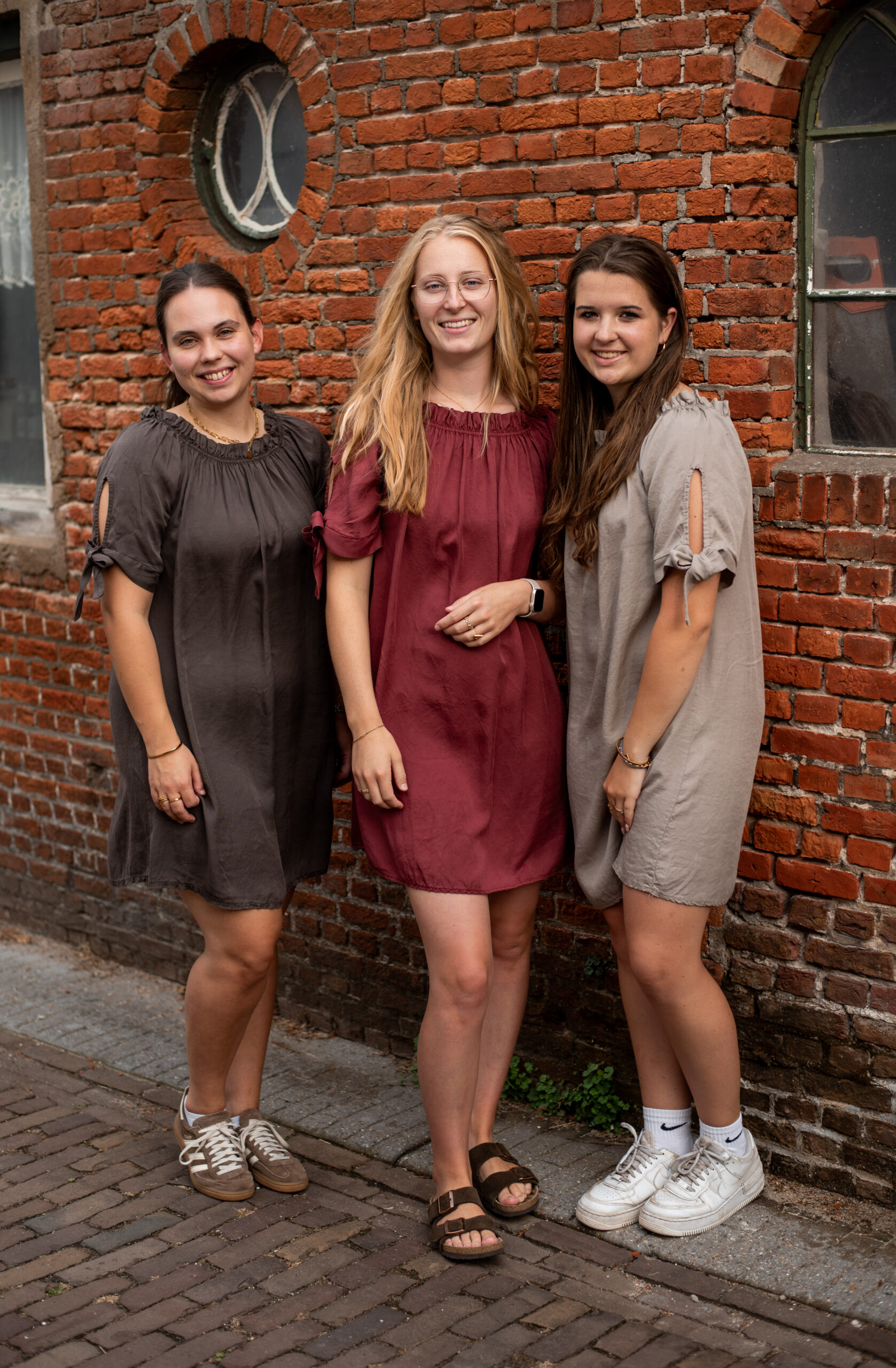 Bruine jurk met strikdetail op de mouw - Afbeelding 6