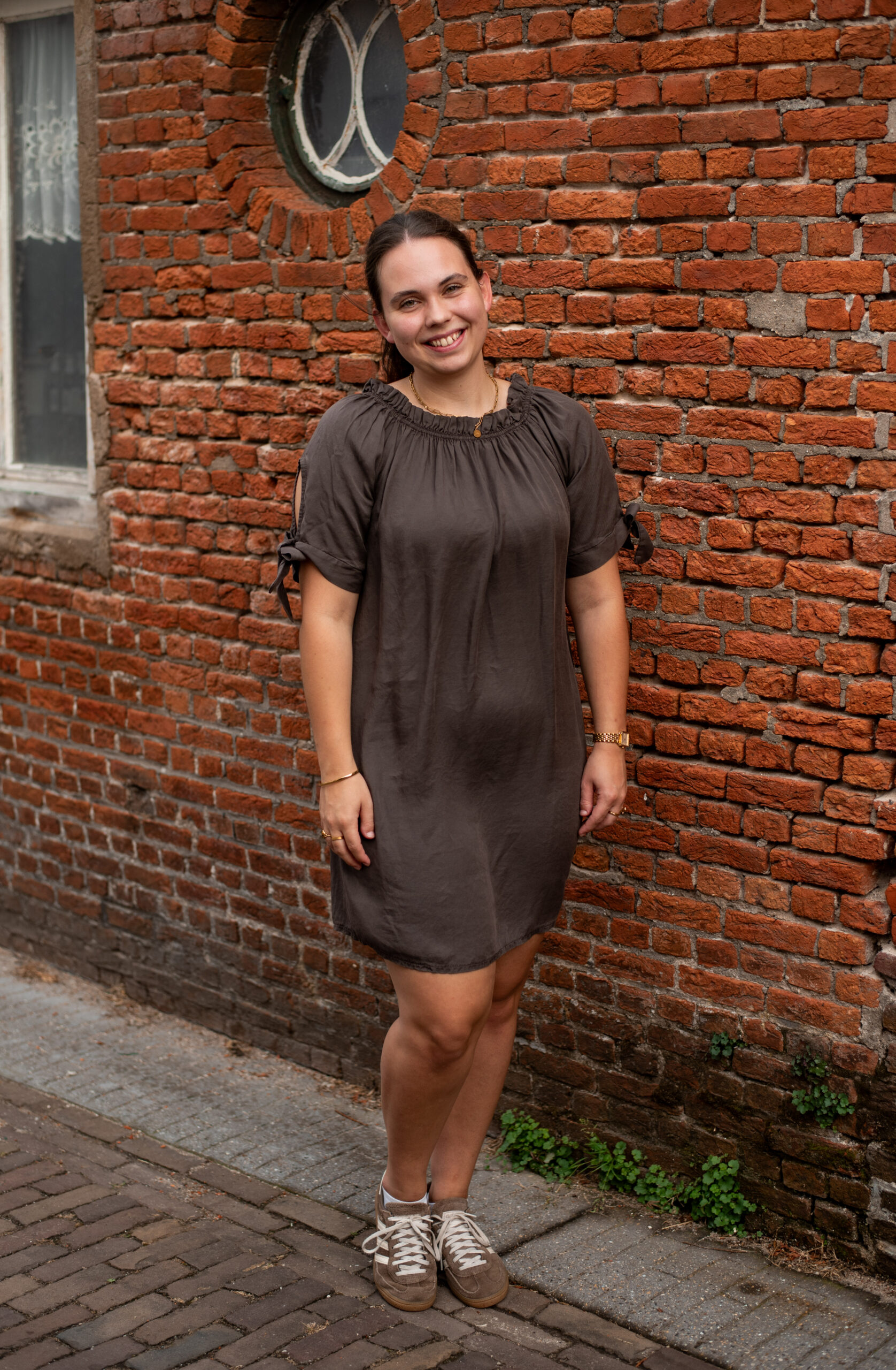Bruine jurk met strikdetail op de mouw