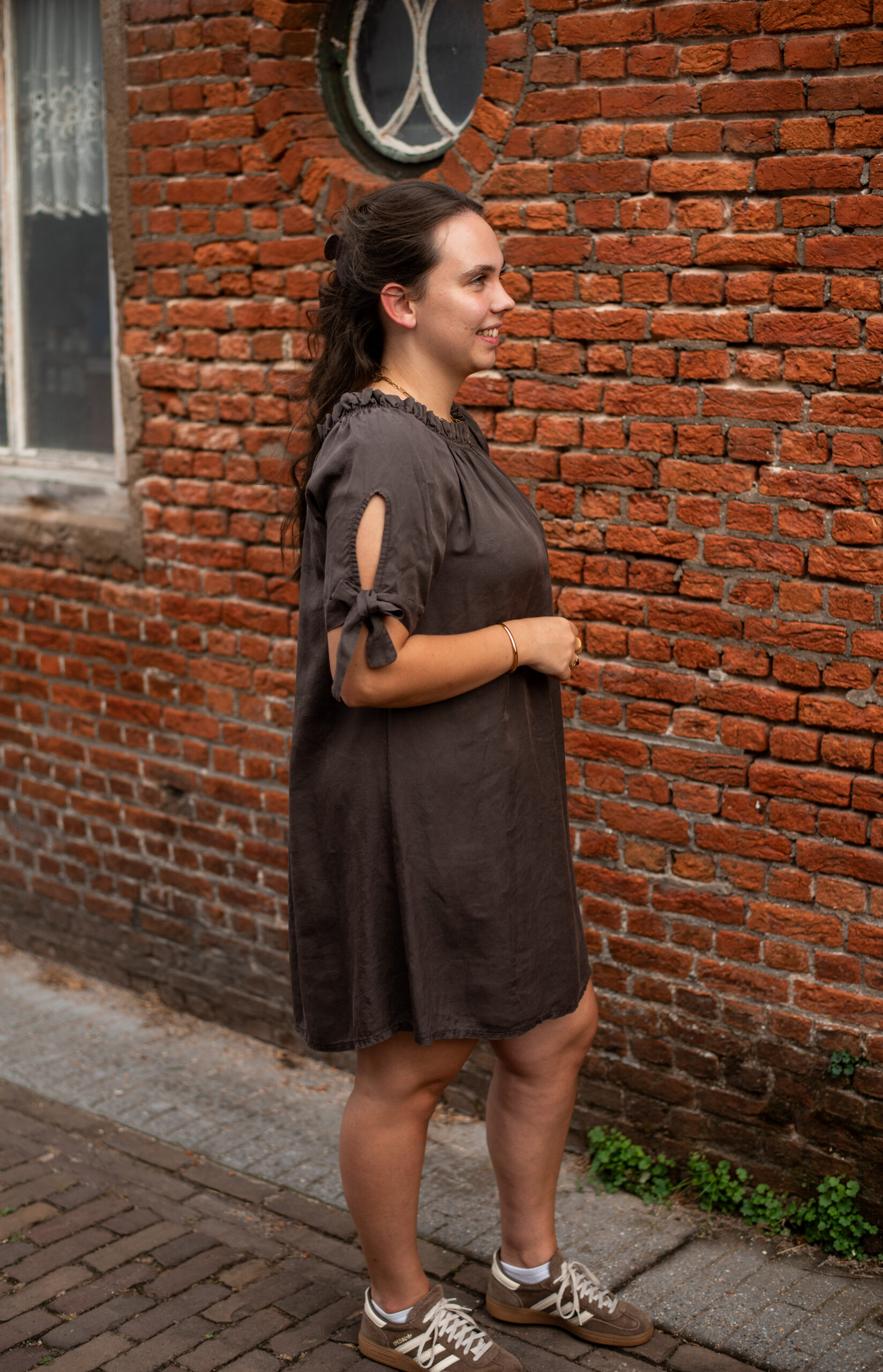 Bruine jurk met strikdetail op de mouw - Afbeelding 2