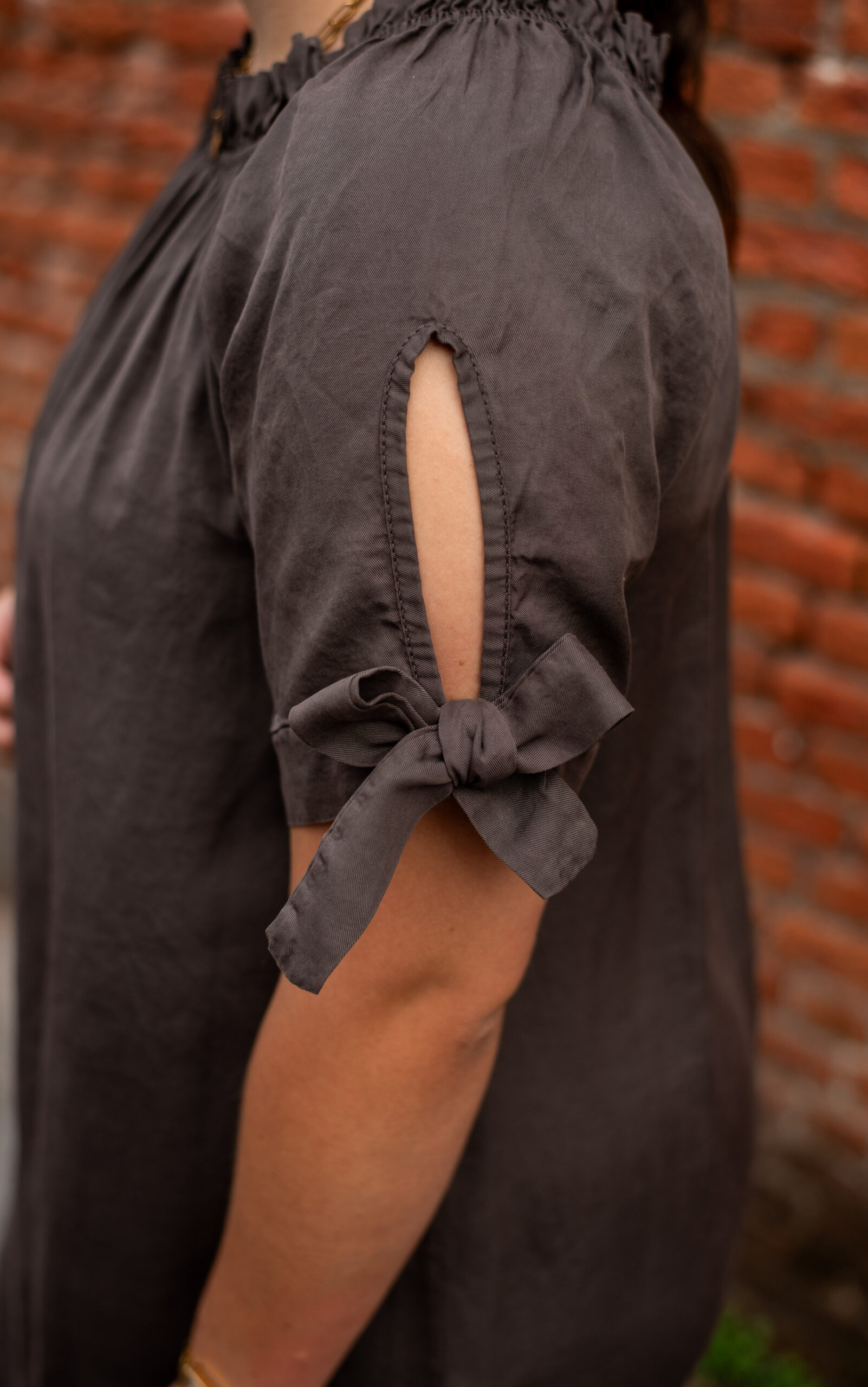 Bruine jurk met strikdetail op de mouw - Afbeelding 4