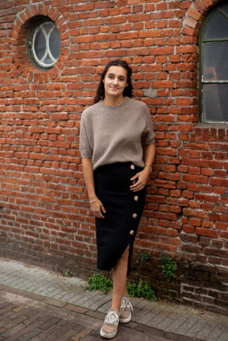 basic-zwarte-rok-met-gouden-knopen
