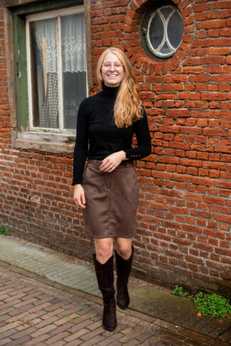 bruine-suede-rok-met-steekzakken